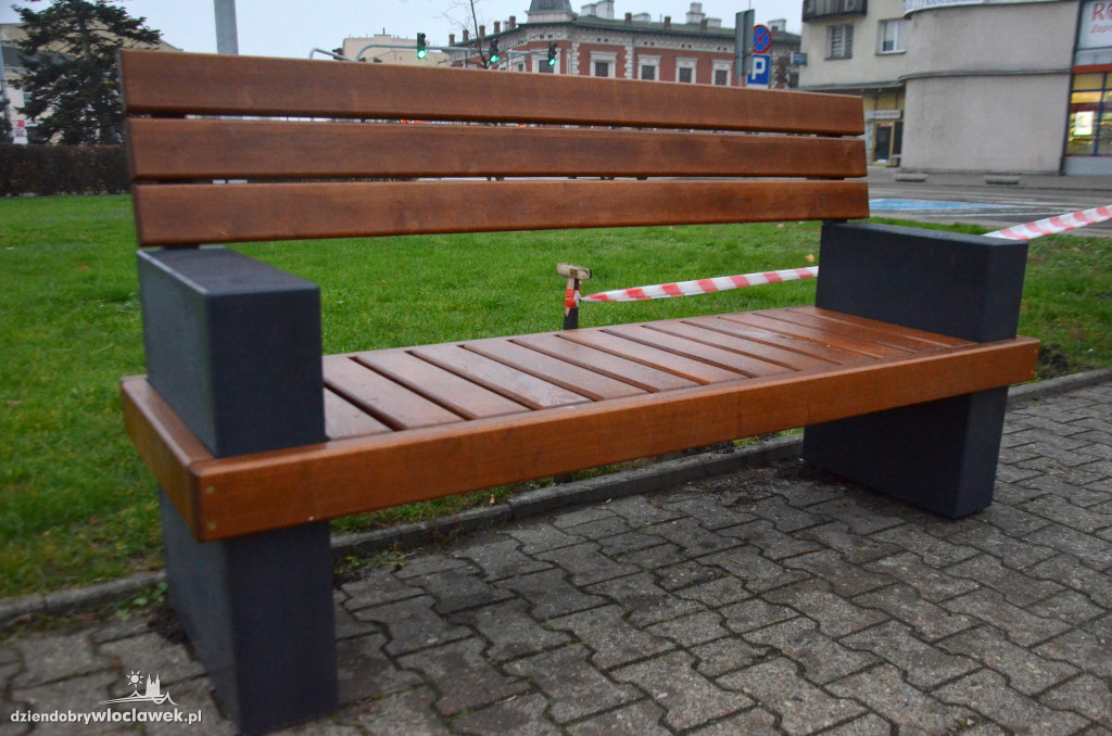 Nowe ławki na placu Wolności!