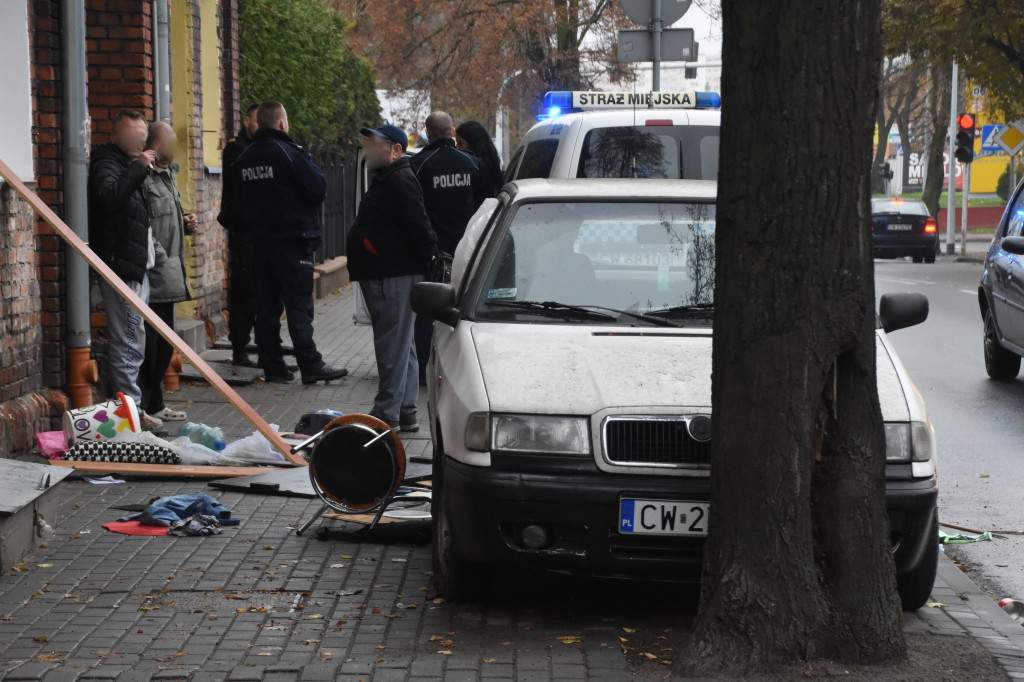 Kobieta wyrzucała przez okno meble