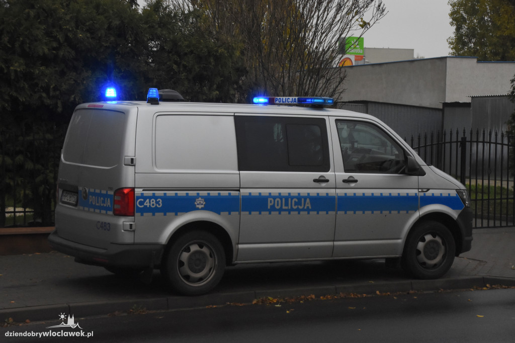 Kobieta wyrzucała przez okno meble