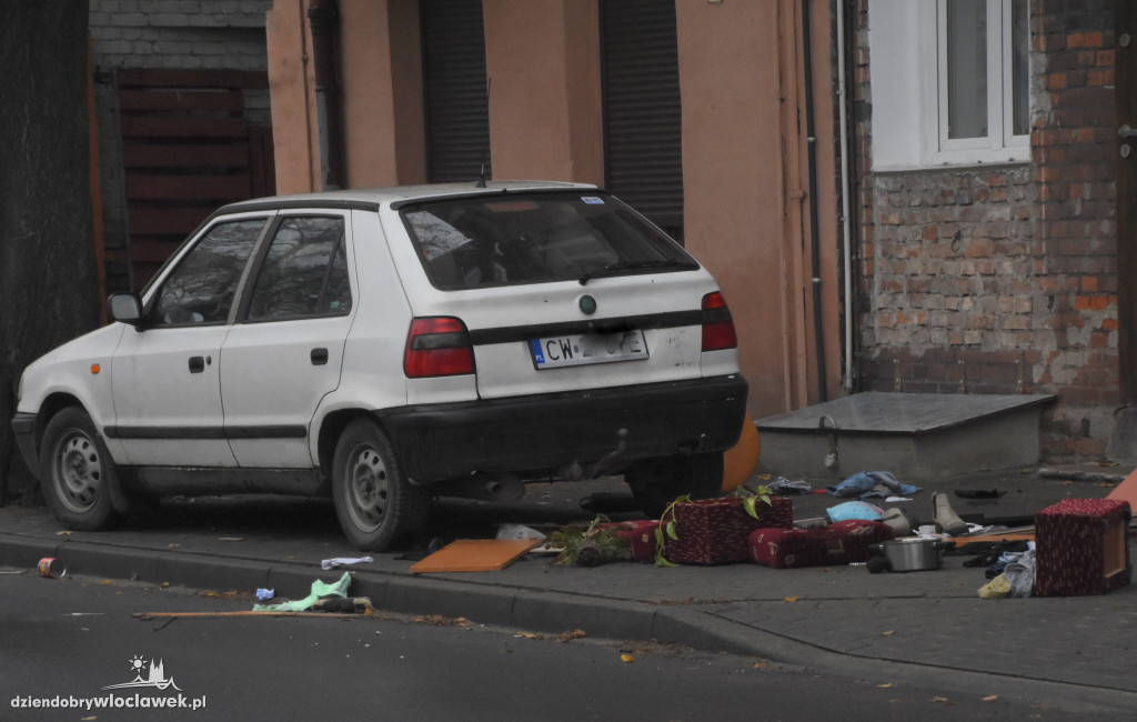 Kobieta wyrzucała przez okno meble