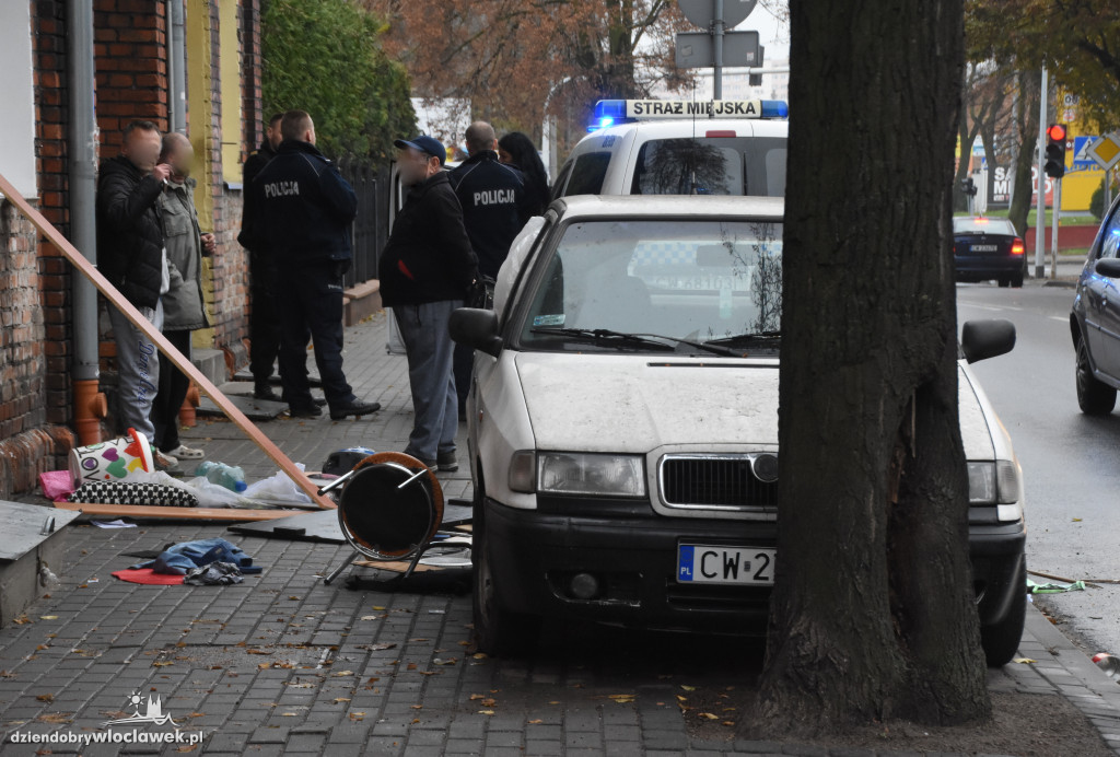 Kobieta wyrzucała przez okno meble