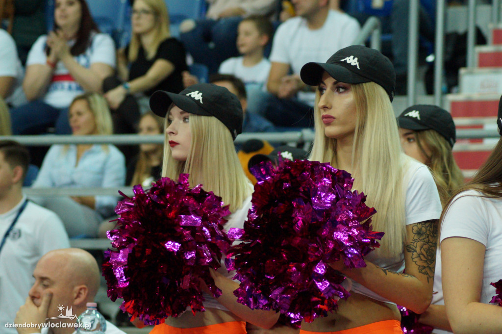 Cheerleaderki na meczu z HydroTruckiem