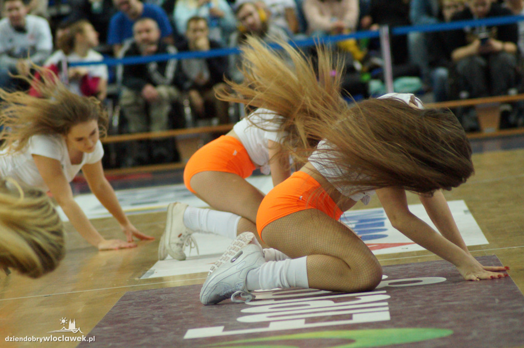 Cheerleaderki na meczu z HydroTruckiem