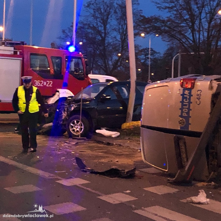 Kraksa z udziałem radiowozu
