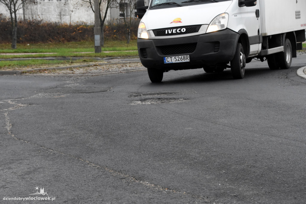 Dziurawe rondo na Płockiej