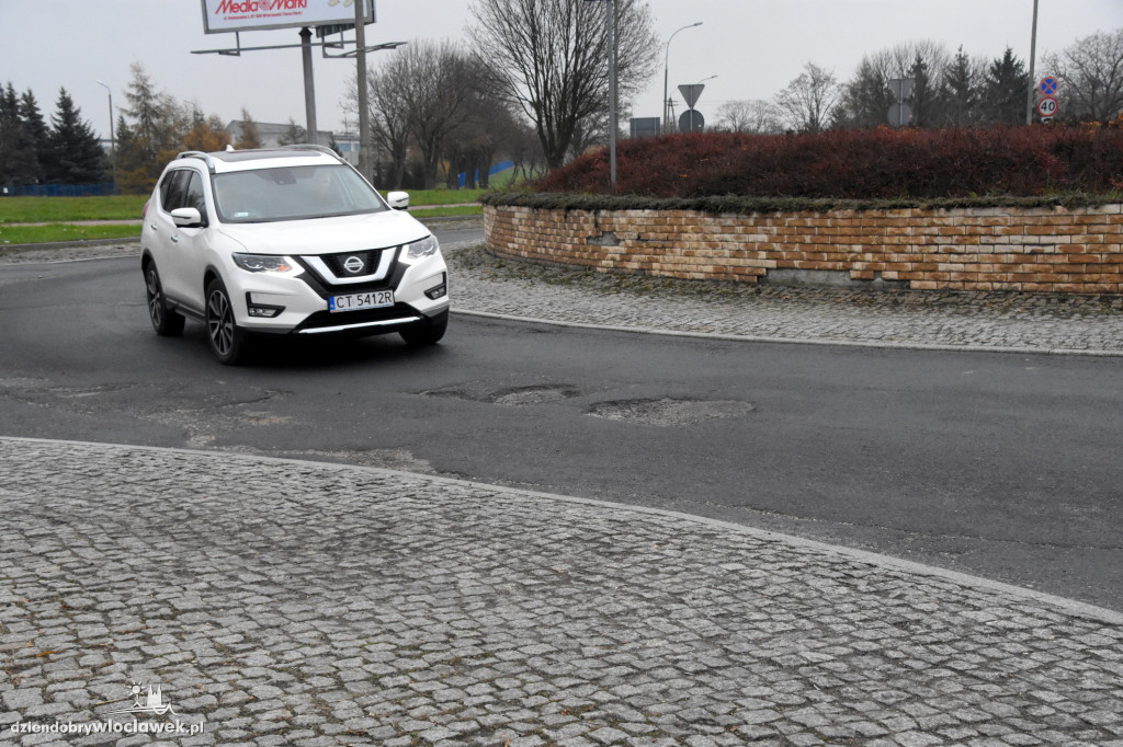 Dziurawe rondo na Płockiej