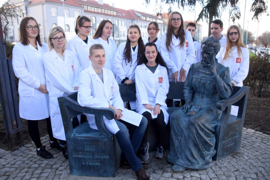 Odsłonięcie ławeczki M. Skłodowskiej-Curie
