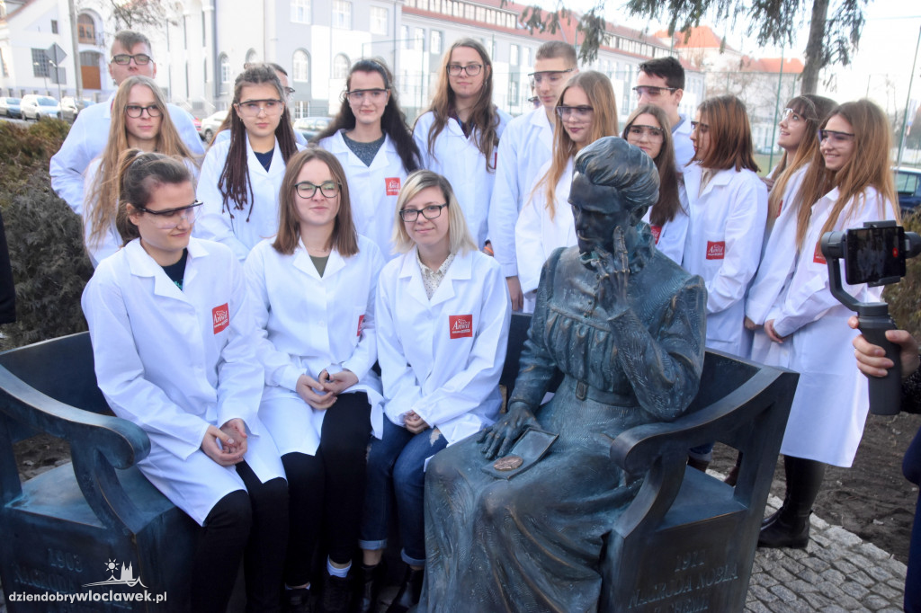 Odsłonięcie ławeczki M. Skłodowskiej-Curie