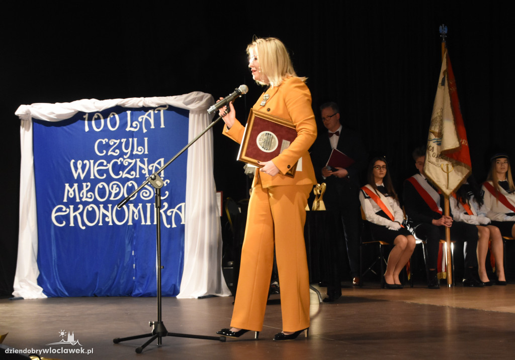 Obchody 100-lecia Ekonomika