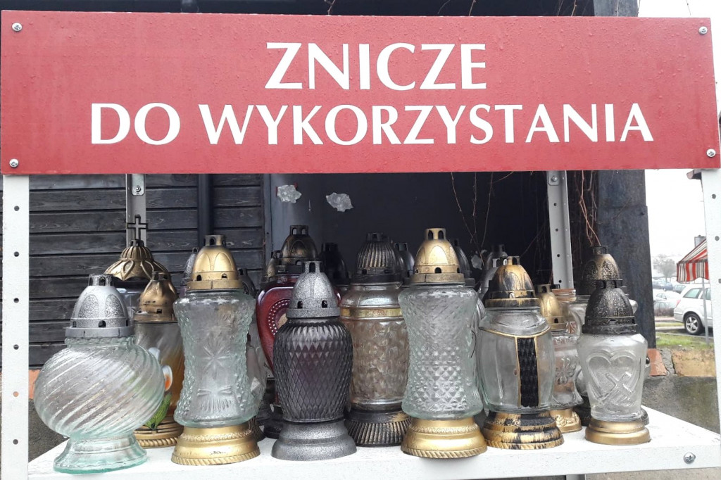 Na cmentarzu pojawiły się regały