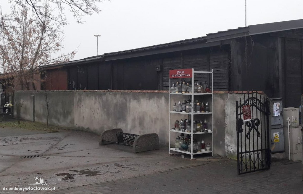 Na cmentarzu pojawiły się regały