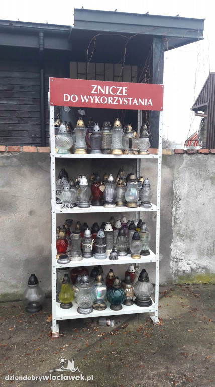 Na cmentarzu pojawiły się regały