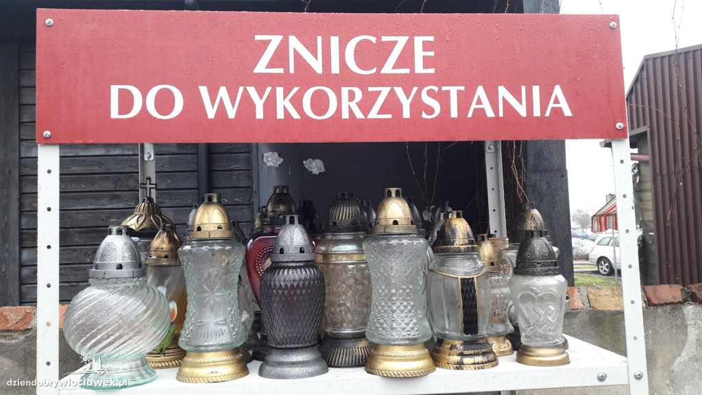 Na cmentarzu pojawiły się regały