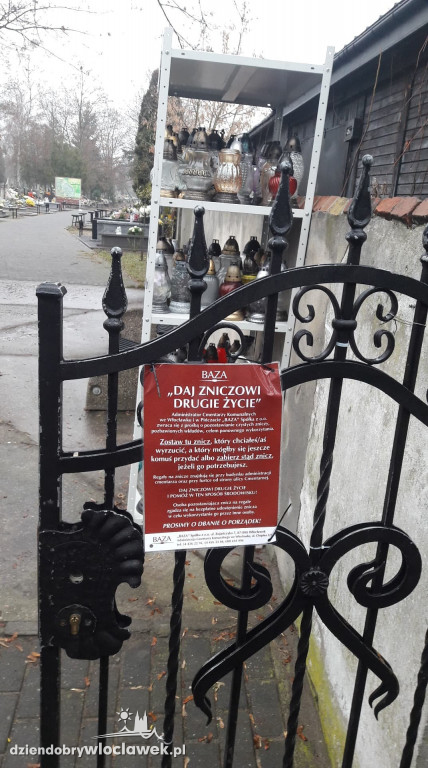 Na cmentarzu pojawiły się regały