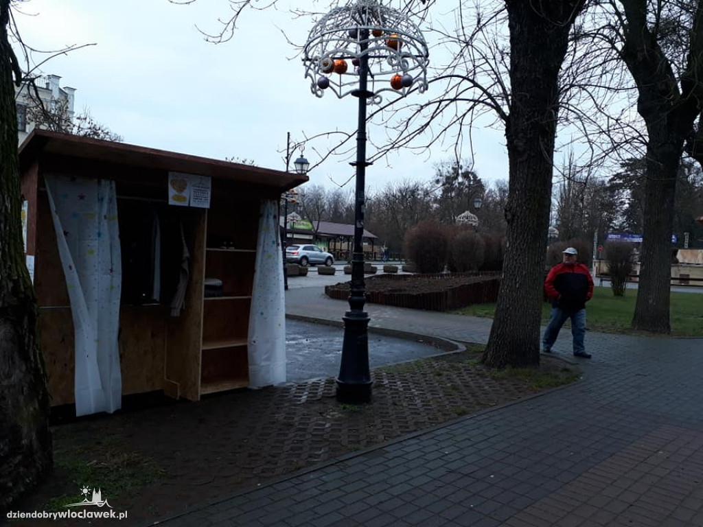 Przy fontannie stanęła szafa z ubraniami