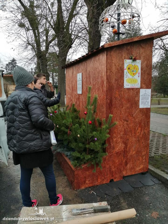 Przy fontannie stanęła szafa z ubraniami