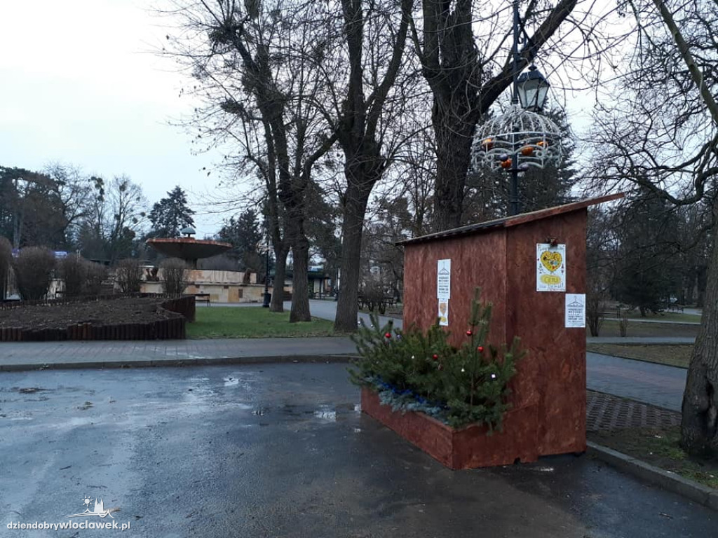 Przy fontannie stanęła szafa z ubraniami