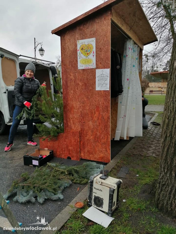 Przy fontannie stanęła szafa z ubraniami