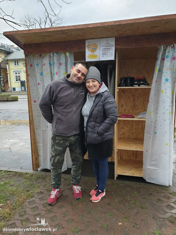 Przy fontannie stanęła szafa z ubraniami