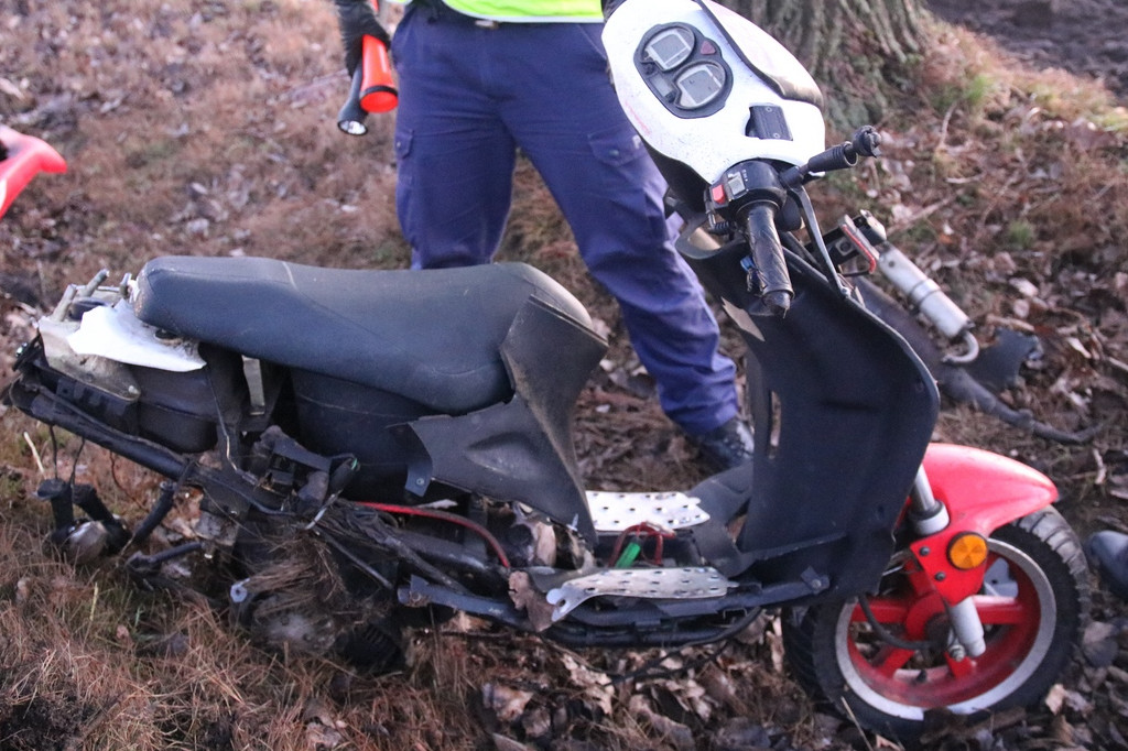Uderzył w tył skutera i uciekł