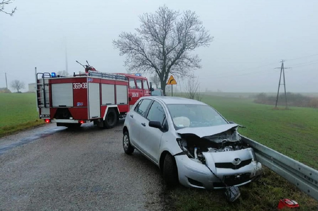 Czołowe zderzenie dwóch aut osobowych