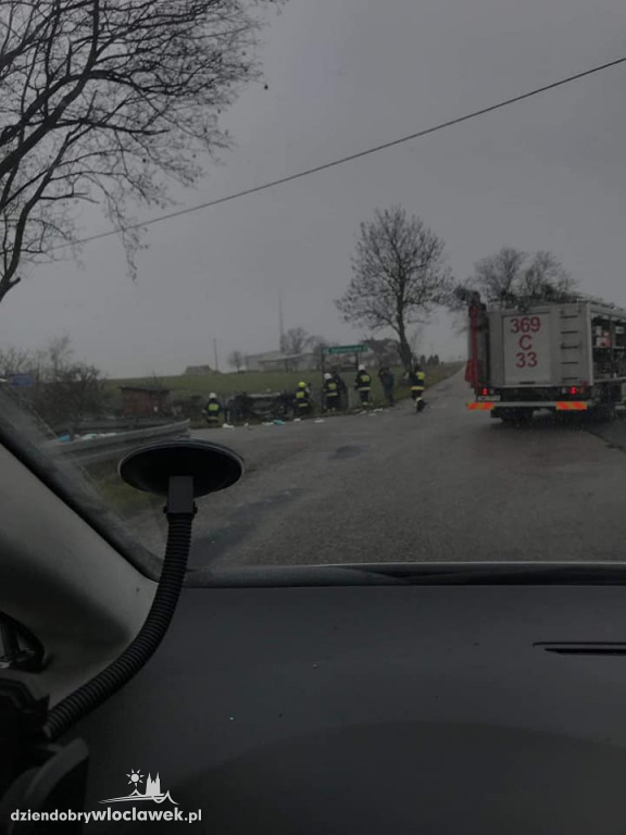 Czołowe zderzenie dwóch aut osobowych