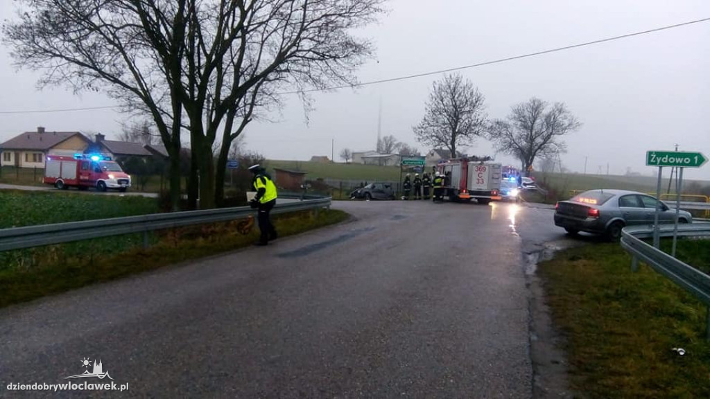 Czołowe zderzenie dwóch aut osobowych