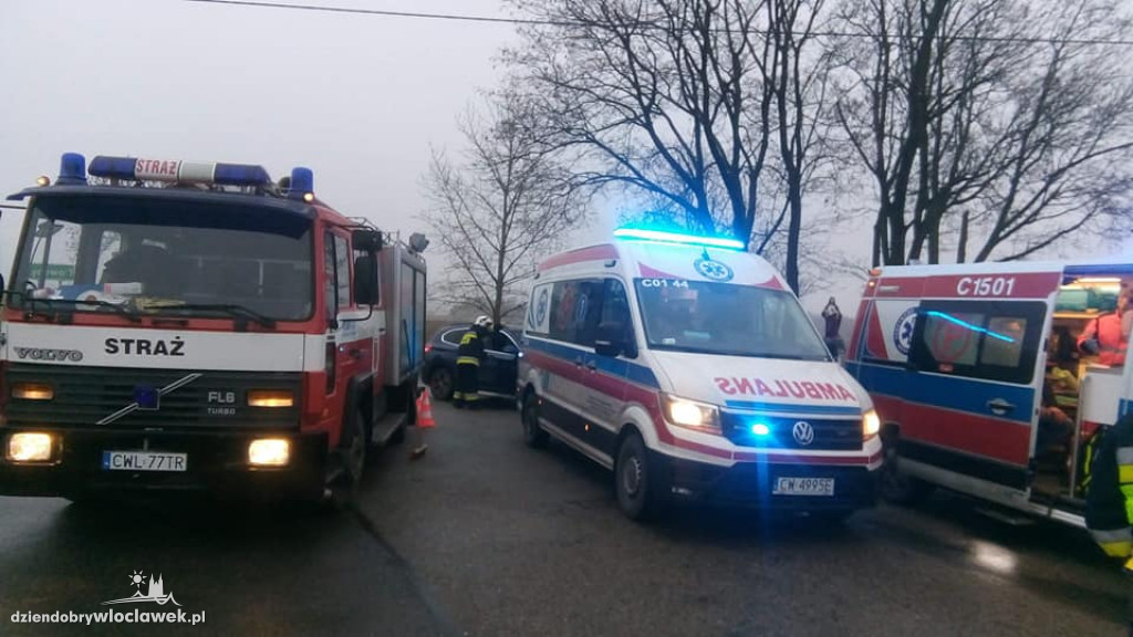 Czołowe zderzenie dwóch aut osobowych