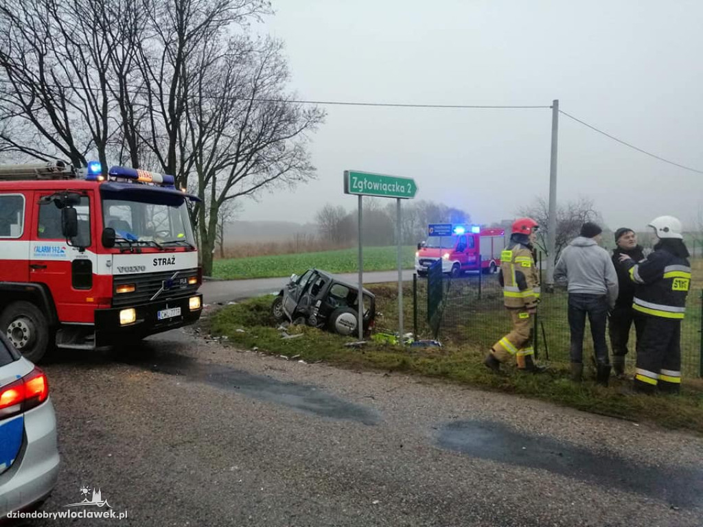 Czołowe zderzenie dwóch aut osobowych