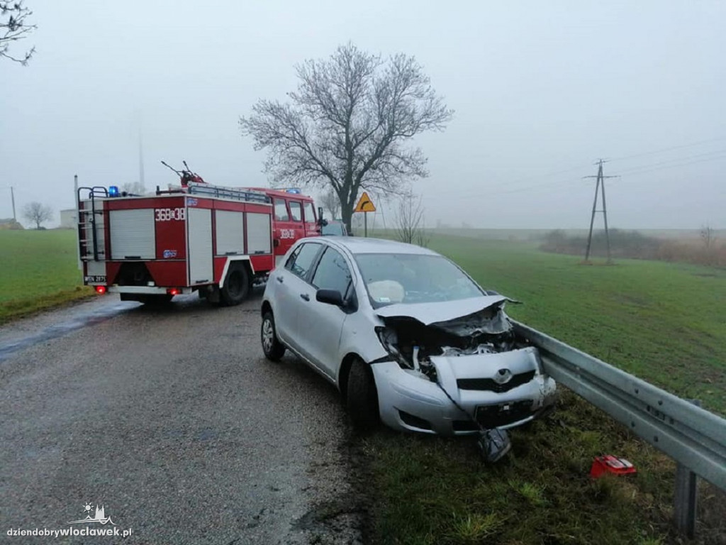 Czołowe zderzenie dwóch aut osobowych