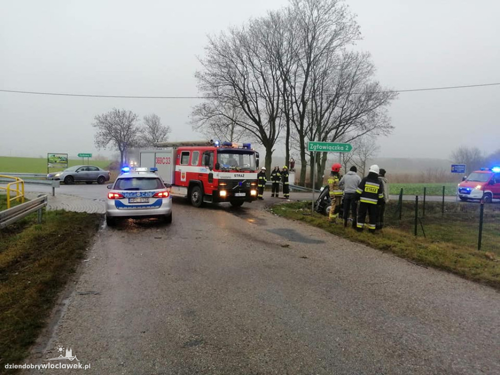 Czołowe zderzenie dwóch aut osobowych