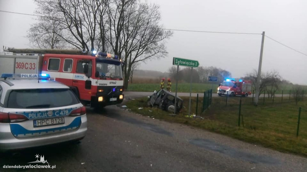 Czołowe zderzenie dwóch aut osobowych