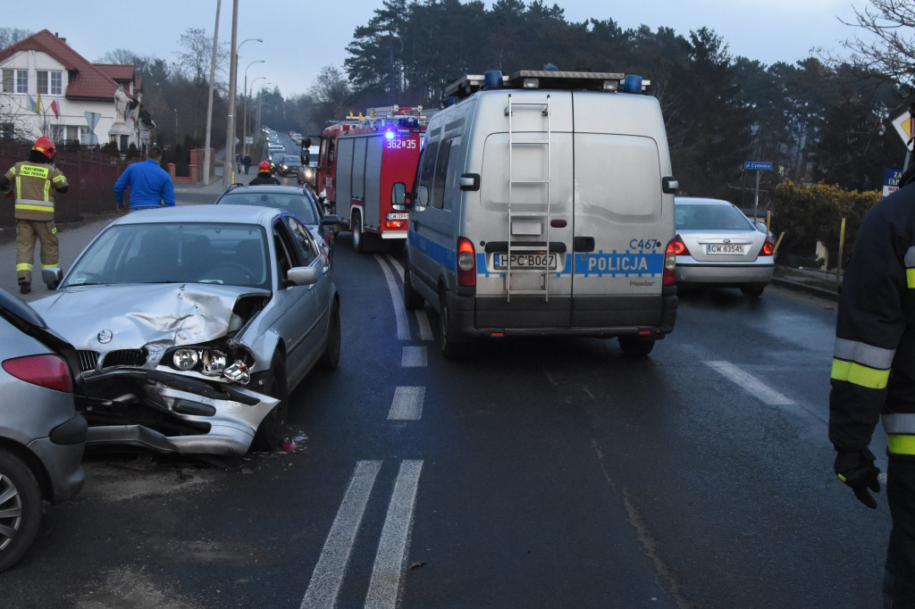 Kolizja na Zawiślu. Kierowca trafił do szpitala