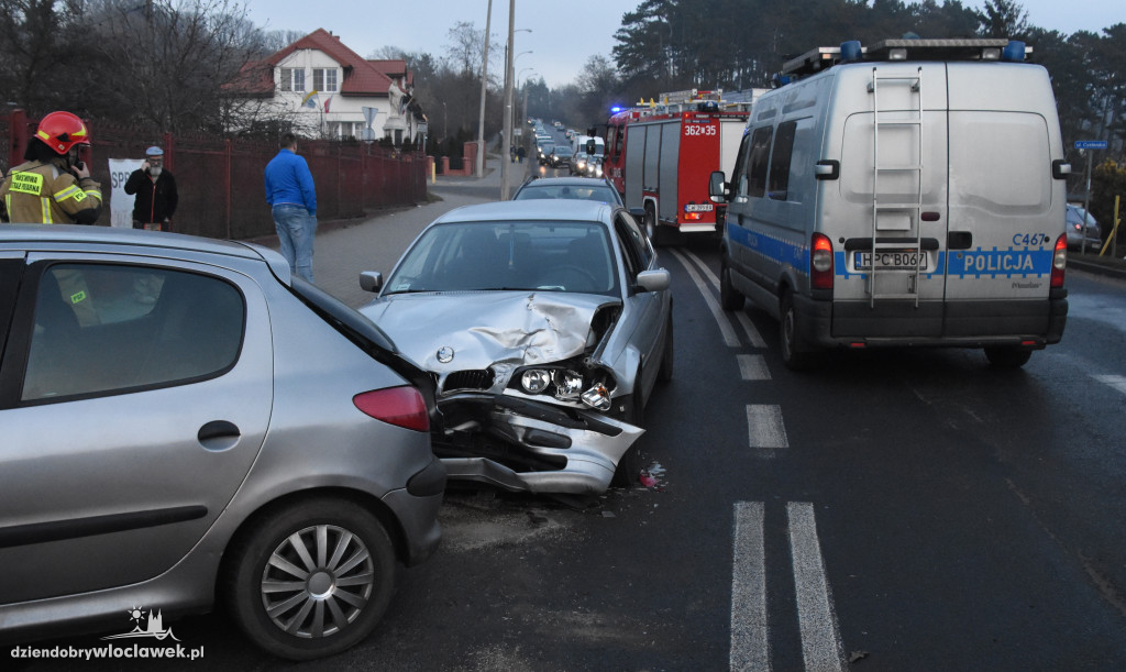 Kolizja na Zawiślu. Kierowca trafił do szpitala