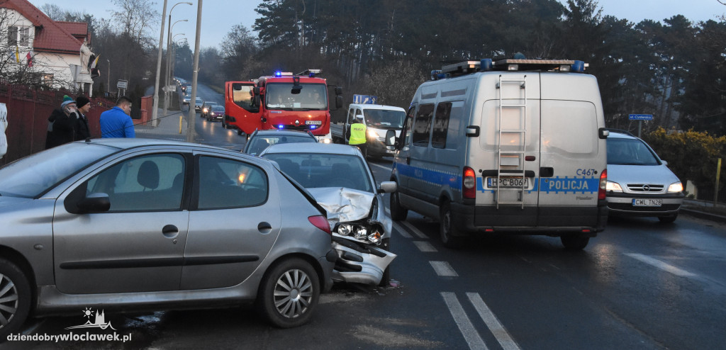 Kolizja na Zawiślu. Kierowca trafił do szpitala
