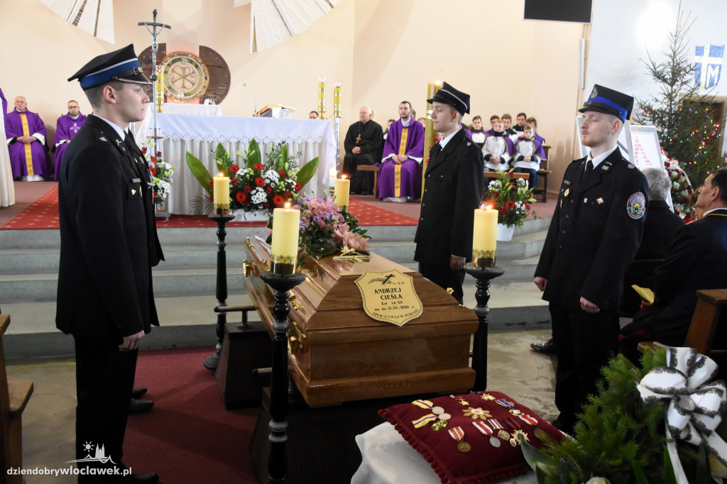 Tłumy na pogrzebie burmistrza Andrzeja Cieśli
