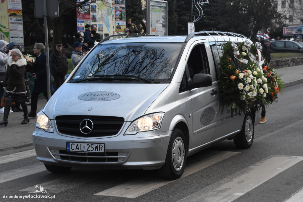 Tłumy na pogrzebie burmistrza Andrzeja Cieśli