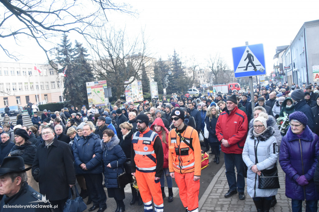 Tłumy na pogrzebie burmistrza Andrzeja Cieśli
