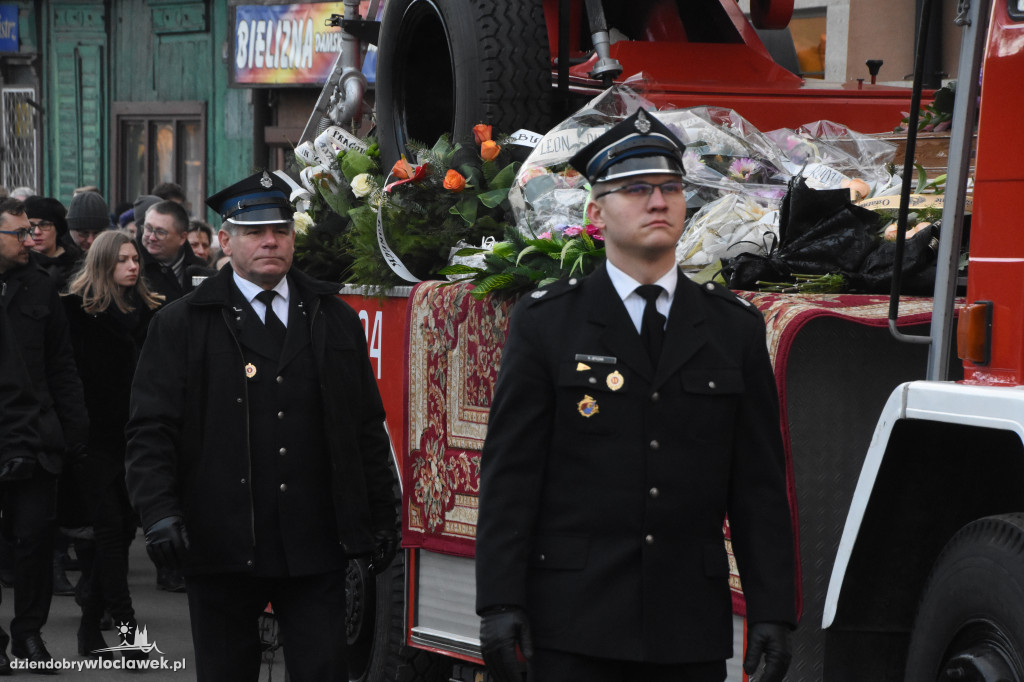 Tłumy na pogrzebie burmistrza Andrzeja Cieśli
