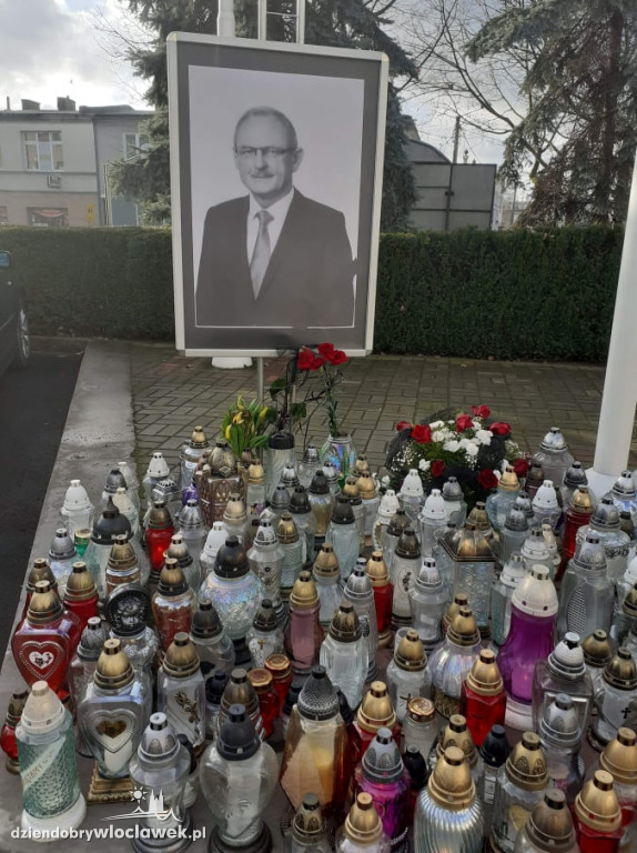 Tłumy na pogrzebie burmistrza Andrzeja Cieśli