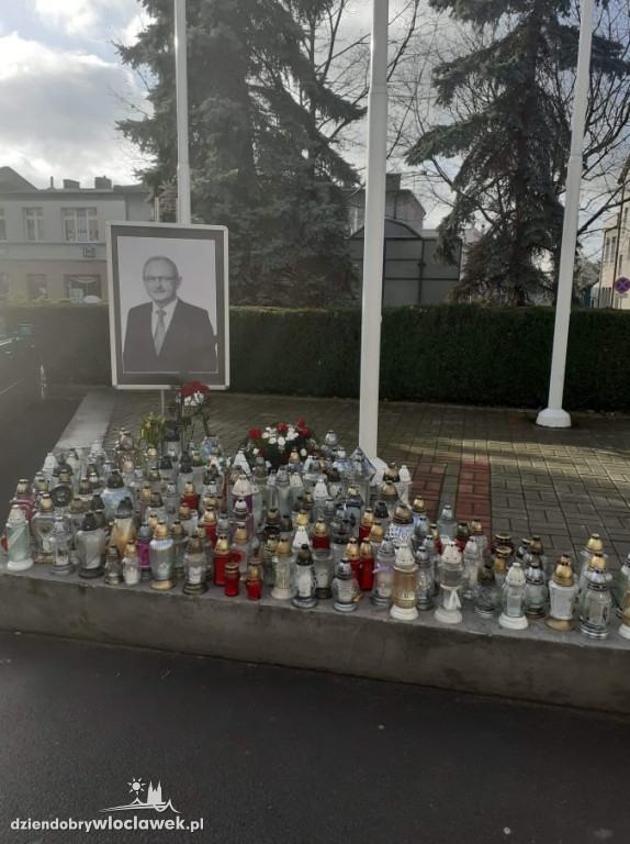 Tłumy na pogrzebie burmistrza Andrzeja Cieśli