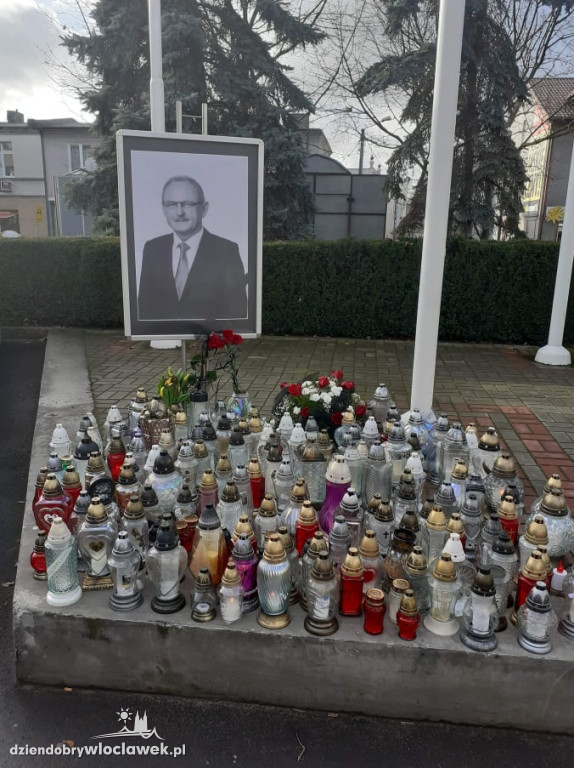 Tłumy na pogrzebie burmistrza Andrzeja Cieśli