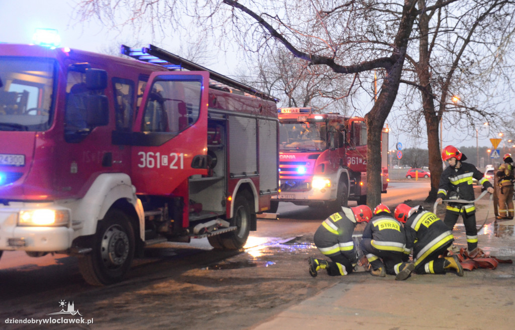 Pożar na balkonie w bloku przy Kaliskiej