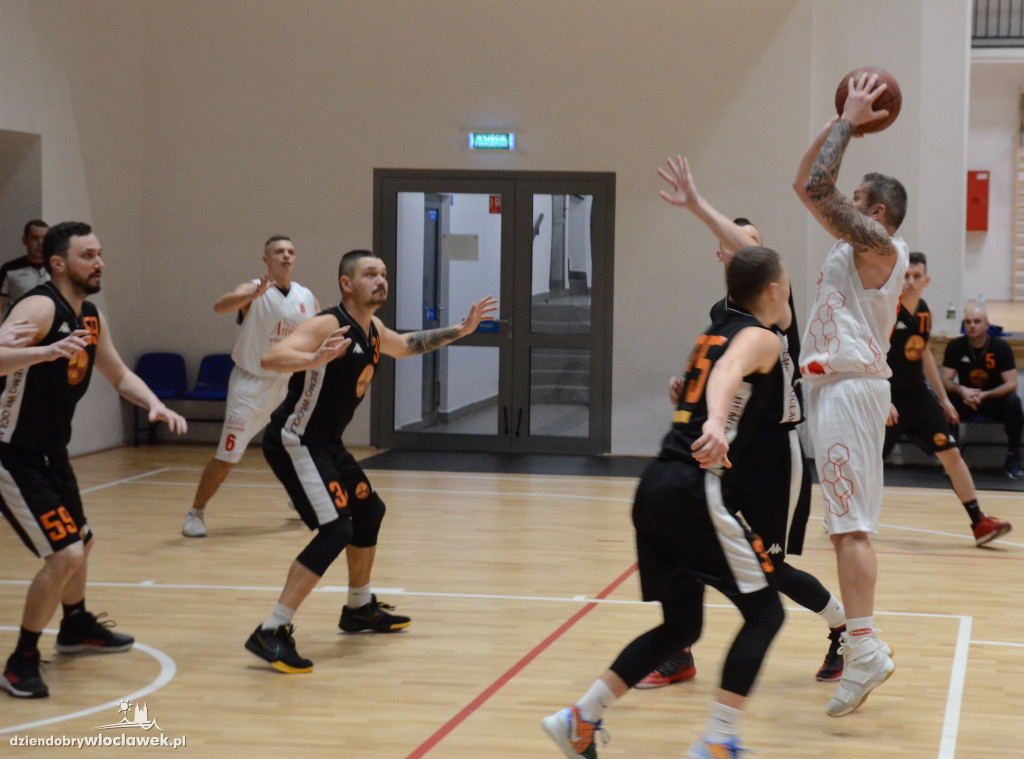Włocławska Liga Koszykówki Amatorskiej w hali OSiR