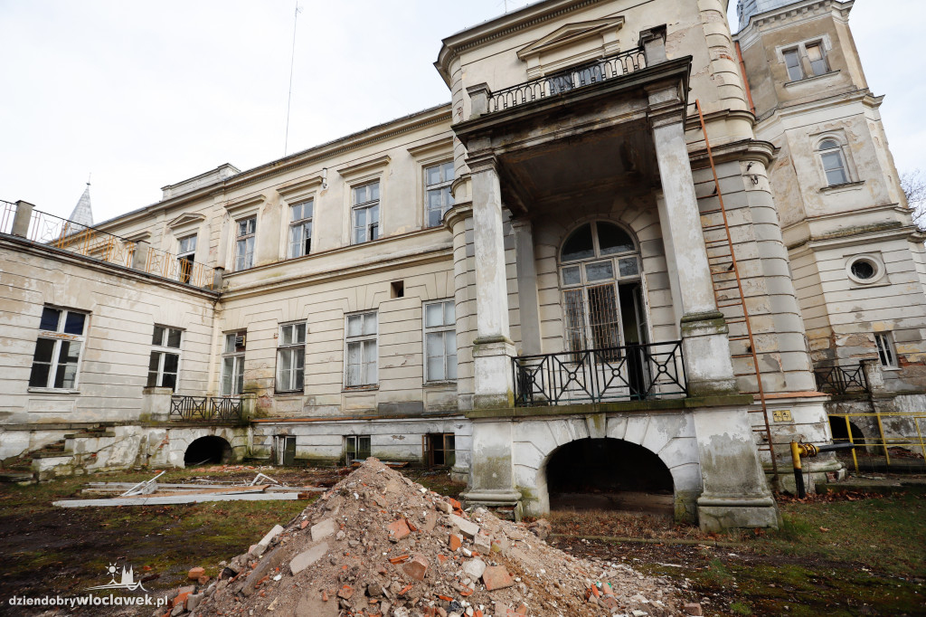 Remont pałacu w Wieńcu