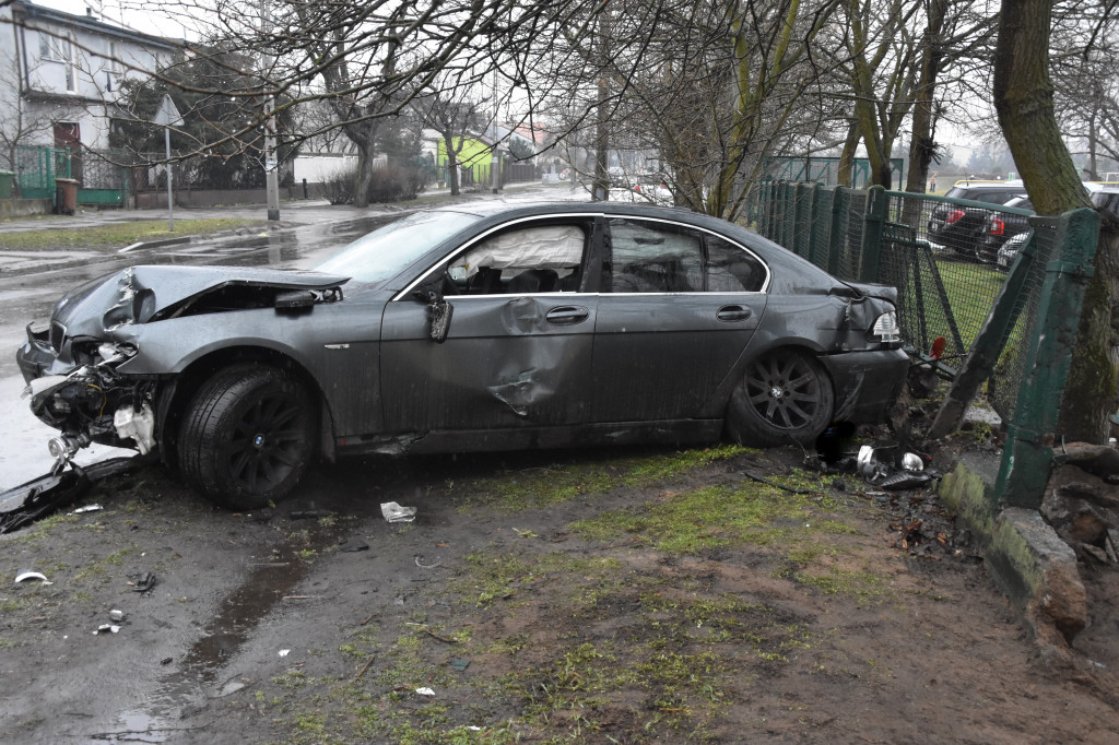 22-latka w bmw wjechała w płot