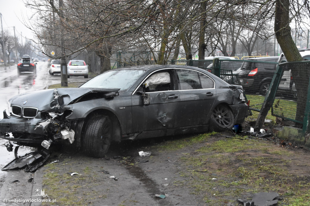 22-latka w bmw wjechała w płot
