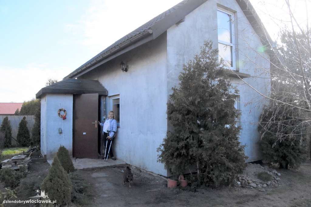 Z trójką dzieci mieszka w budynku gospodarczym