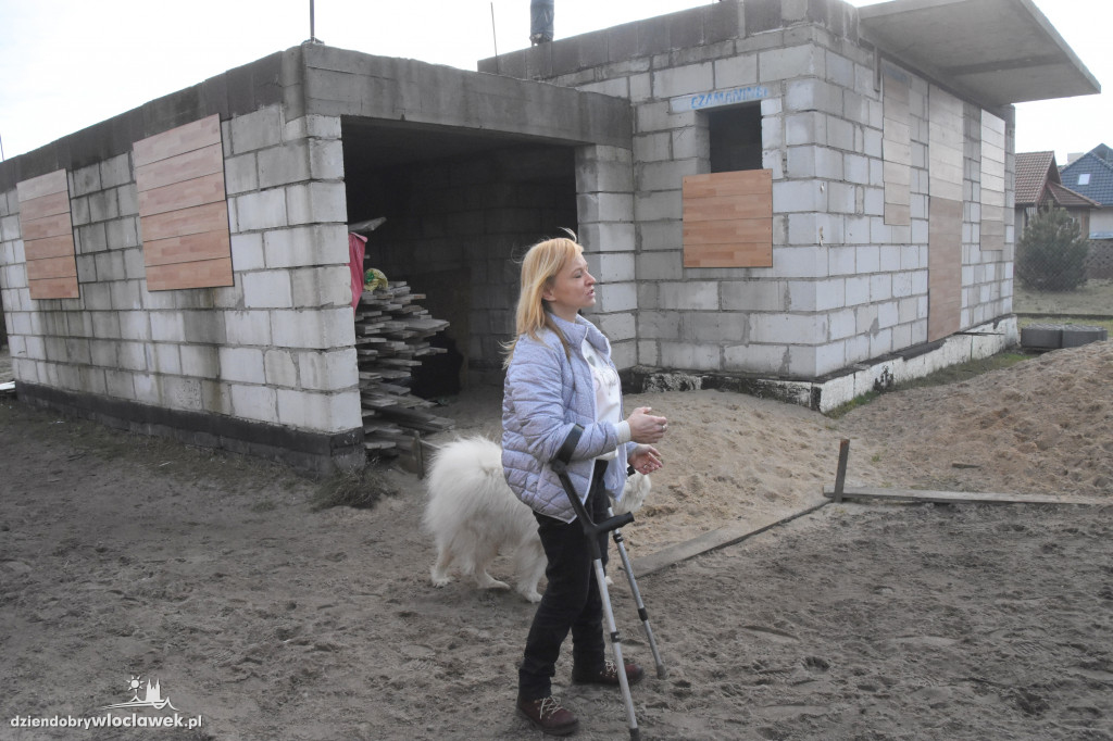 Z trójką dzieci mieszka w budynku gospodarczym