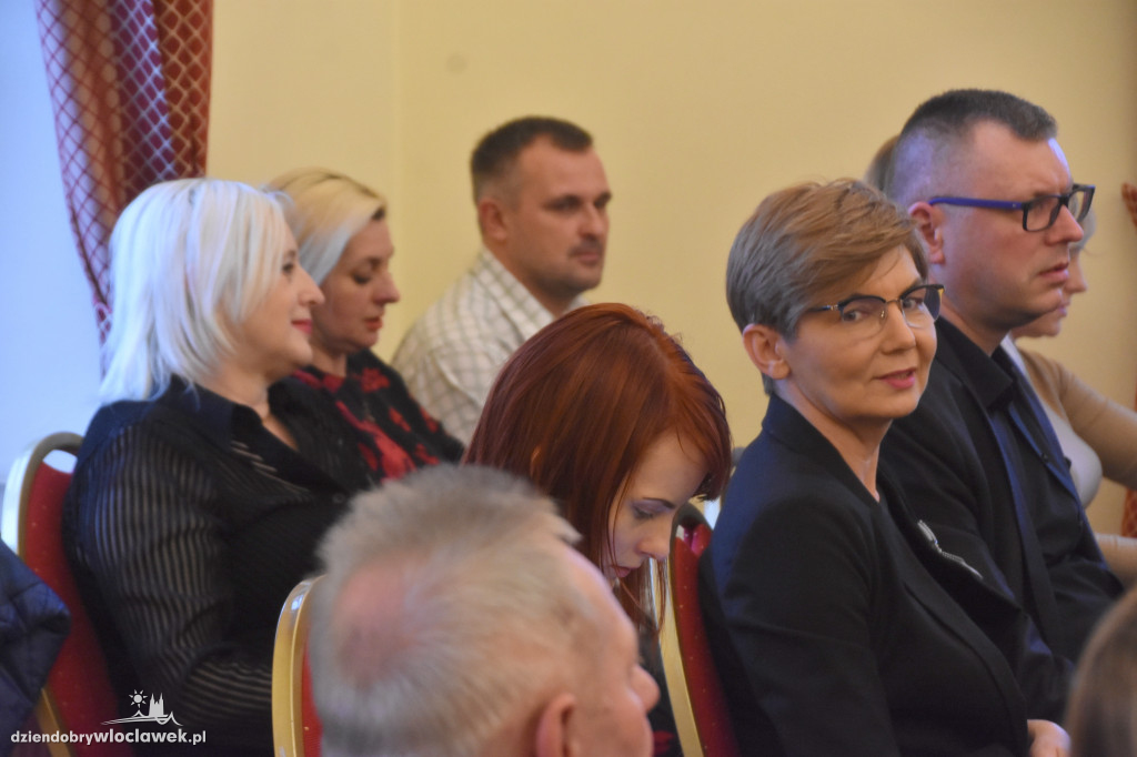 W Pałacu Bursztynowym o deglomeracji